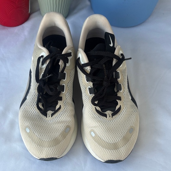 Nike Cream & Black Mesh Running Shoes - Picture 2 of 9